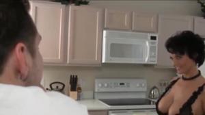 Тетка могучими дойками на кухне соблазнила соседа на еблю - скриншот #1