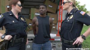 Две милфы арестовали и переспали с темнокожим хулиганом - скриншот #2