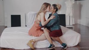 Две смазливые лесбиянки нашли друг друга и предаются пылкой любви - скриншот #4