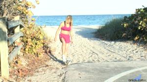 Взрослая блондинка мастурбирует после пробежки по пляжу - скриншот #1