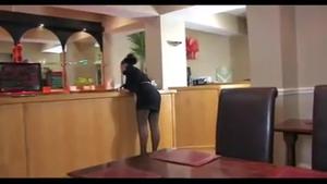 Официантка в возрасте мастурбирует киску - скриншот #1