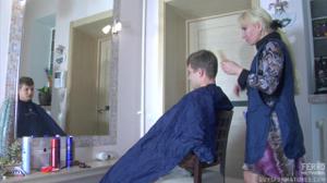Светловолосая парикмахерша раком трахается в писю с русским клиентом - скриншот #1