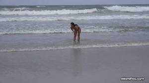 На берегу моря спортсменка занимается йогой в купальнике и без него - скриншот #14