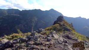 Деваха с шикарной попой на природе в горах скачет на члене напарника - скриншот #7