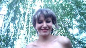 Русская телочка показывает обнаженку среди березок в летнем лесу - скриншот #17