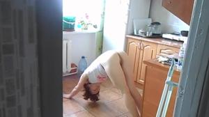 Домохозяйка без трусов на домашней кухне делает гимнастику - скриншот #11