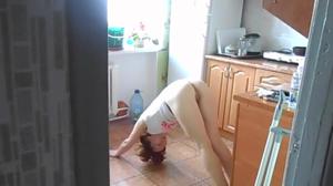 Домохозяйка без трусов на домашней кухне делает гимнастику - скриншот #13