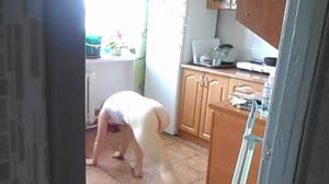 Домохозяйка без трусов на домашней кухне делает гимнастику - скриншот #9