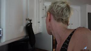 Зрелая блондинка мастурбирует розовую пизду на кухонном столе - скриншот #2